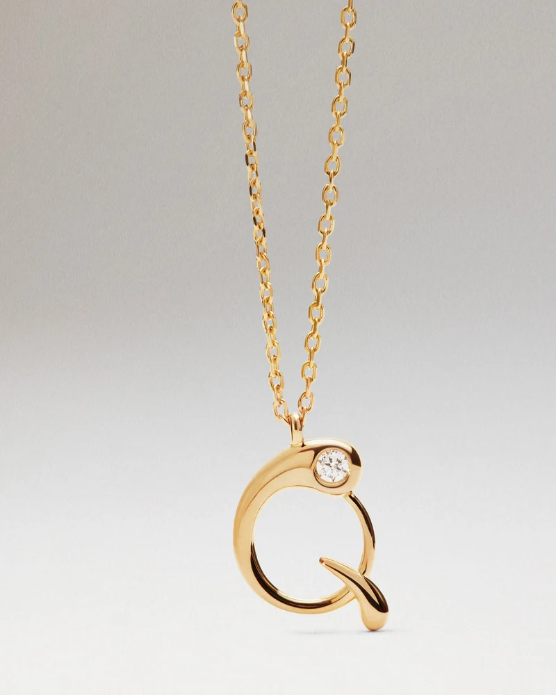 Q initial pendant necklace