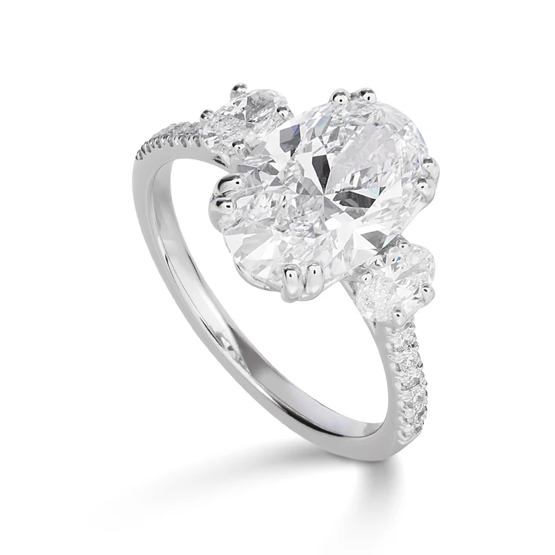 X-Diamond an 18kt lab g.d. ct. 3,64 tot, ovale cen 3,10ct, due ovali laterali e gambo incassato 0,54ct XXDAPU111O4OVBI364
