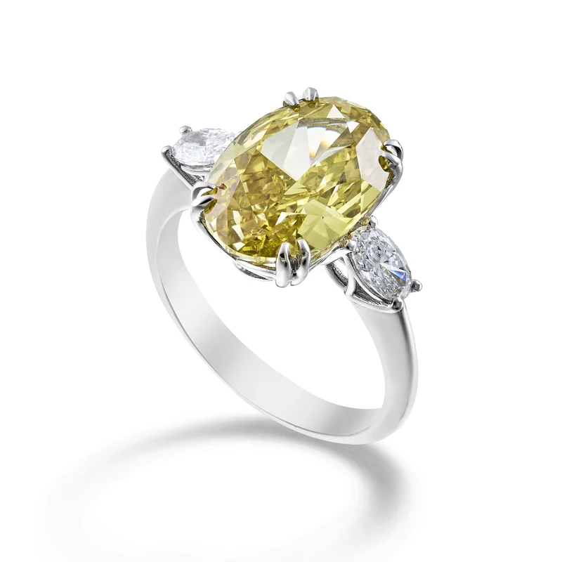 X-Diamond an 18kt lab g.d. ct. 5,46 tot, ovale cen fancy yellow 5,04ct e diamanti bianchi ovali laterali 0,42ct XXDAPU107O4OVFY546