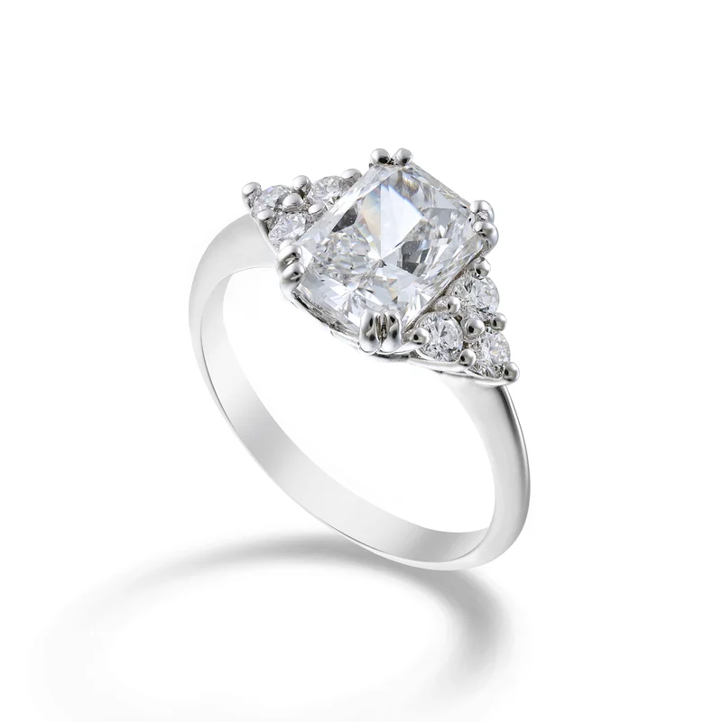X-Diamond an 18kt lab g.d. ct. 2,29 tot, ottagonale cen 2,01ct e diamantini laterali 0,28ct XXDAPU106O4OTBI229