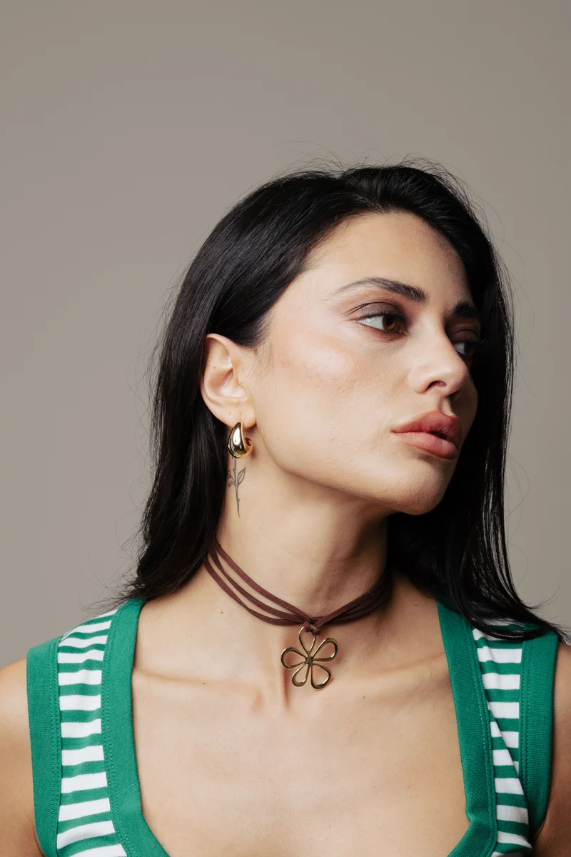 Choker con ciondolo fiore