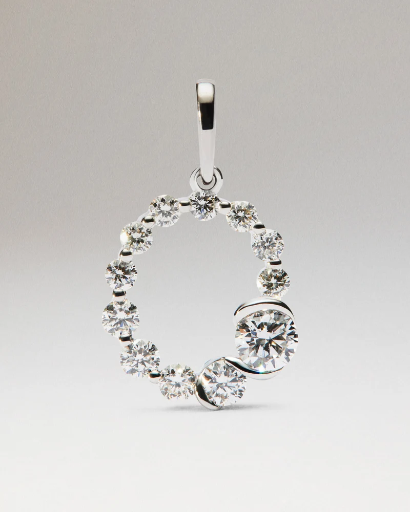 Diamonds and white gold O initial pendant