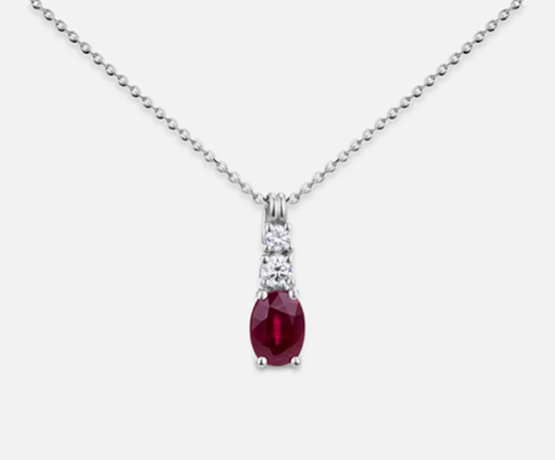 Mikiko cl 18k rubino n. ovale 7x5 ct.0,85 dia ct.0,15 MD5056O4RBN085