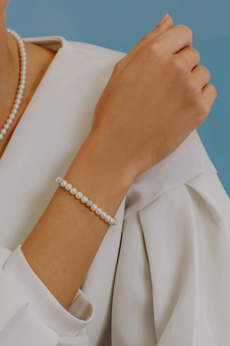 Comete Bracciale Filo Perle Acquadolce in Oro e sfere Diamantate BRQ193B