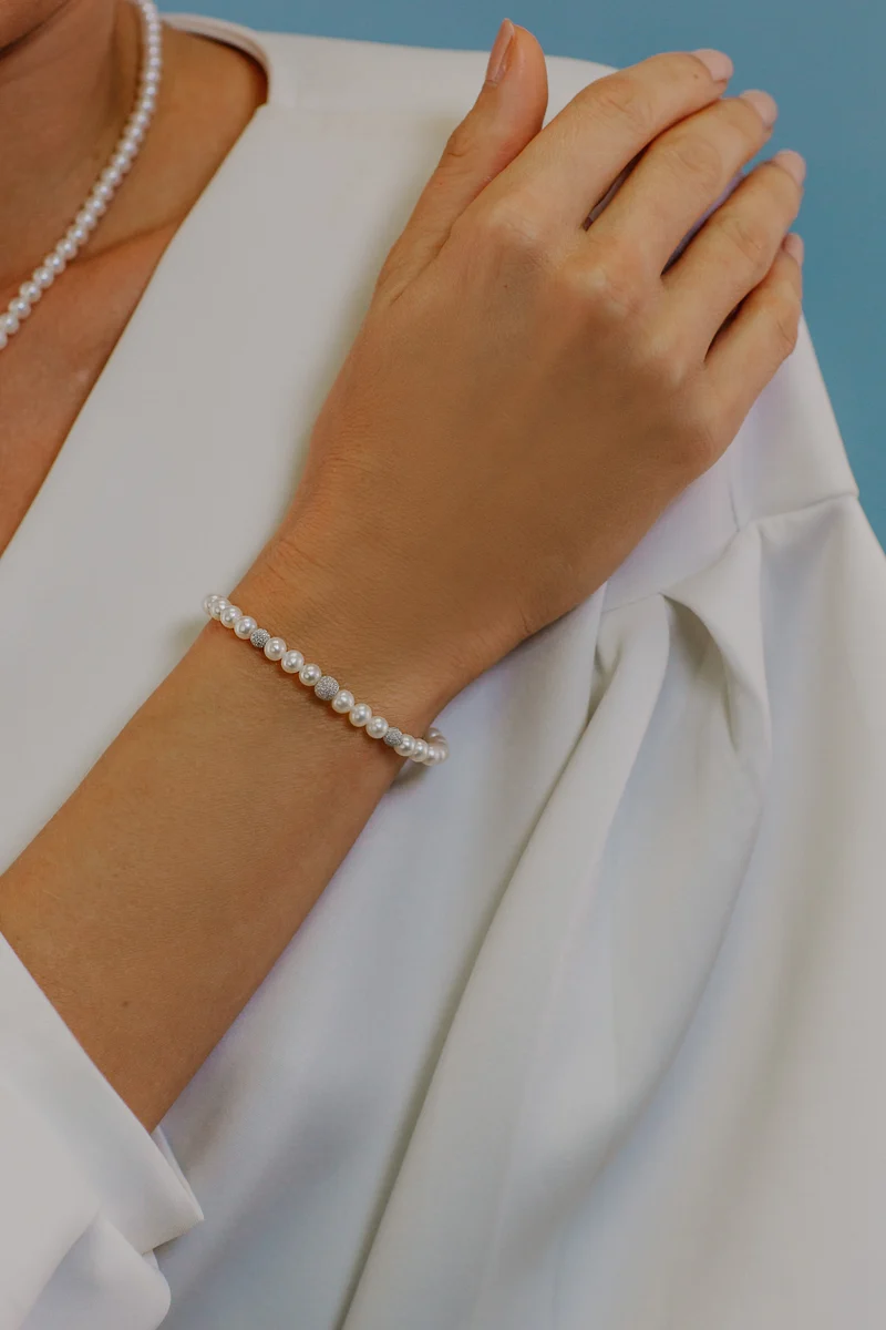 Comete Bracciale Filo Perle Acquadolce in Oro e sfere Diamantate BRQ195B
