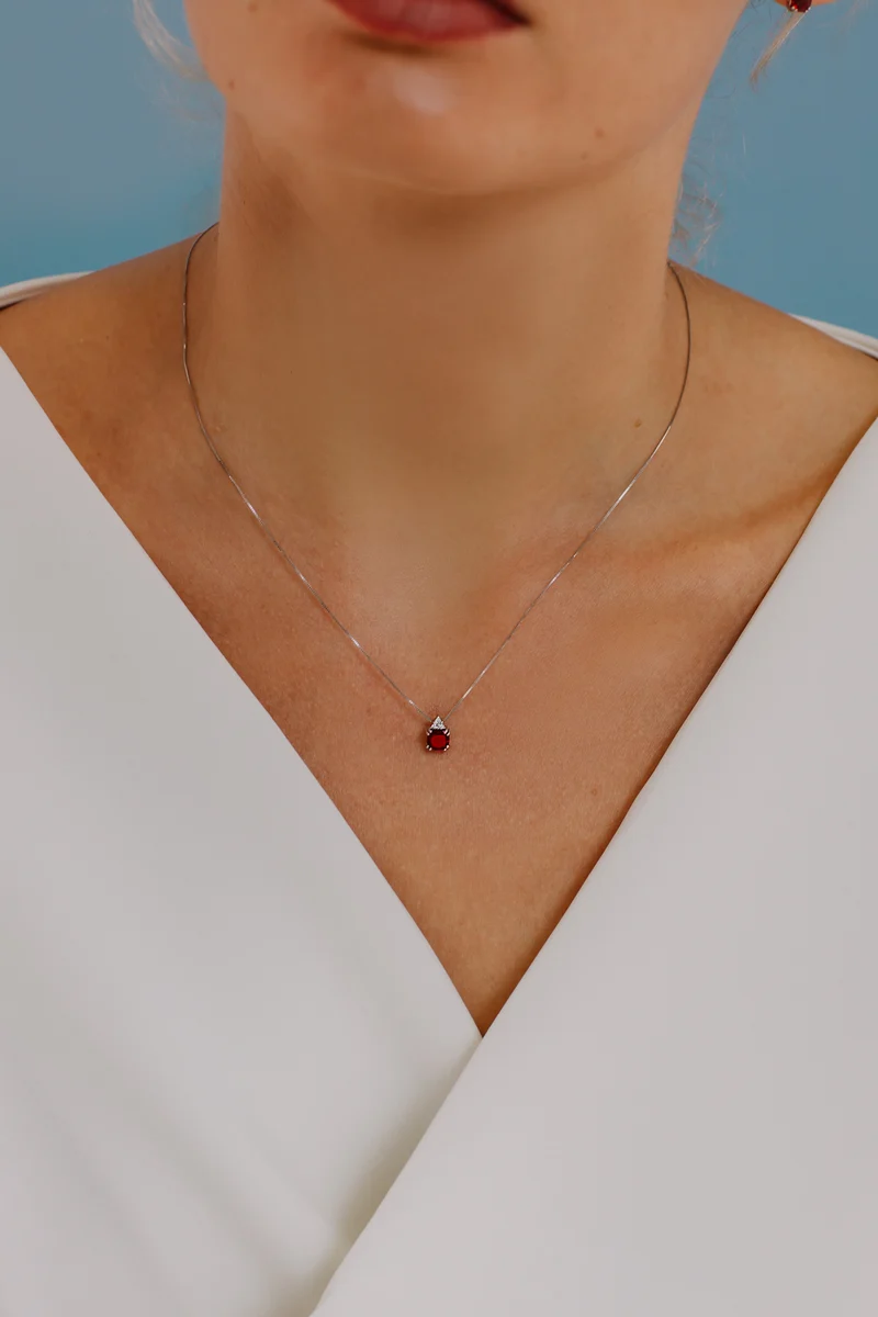 Comete Girocollo in Oro Diamante e Rubino tondo GLB1502
