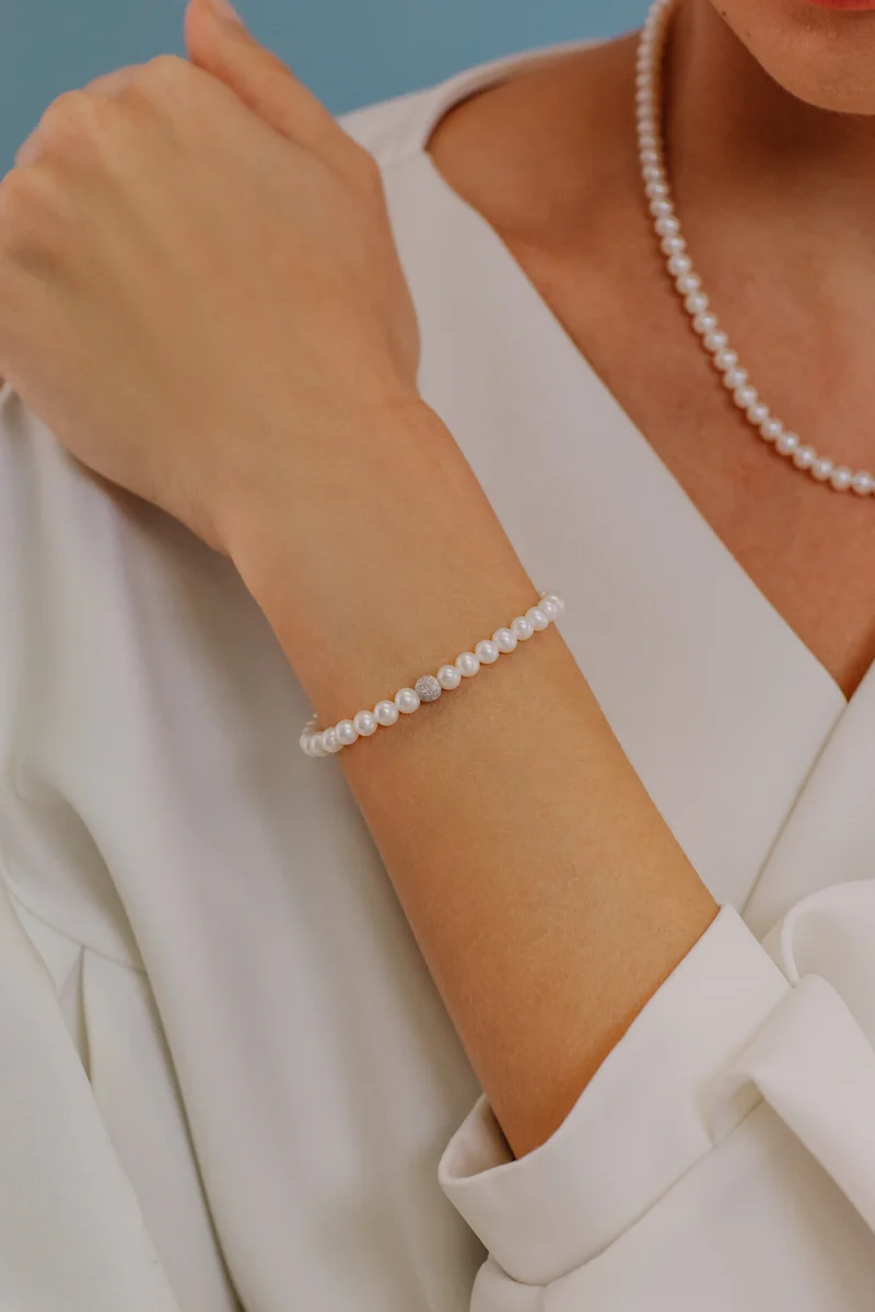 Comete Bracciale Filo Perle Acquadolce in Oro e sfera Diamantata BRQ196B