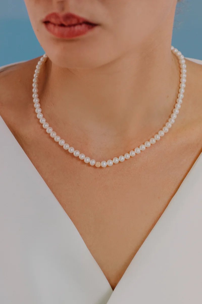 Comete Girocollo Filo Perle Acquadolce e Sfera in Oro Rosè FWQ294