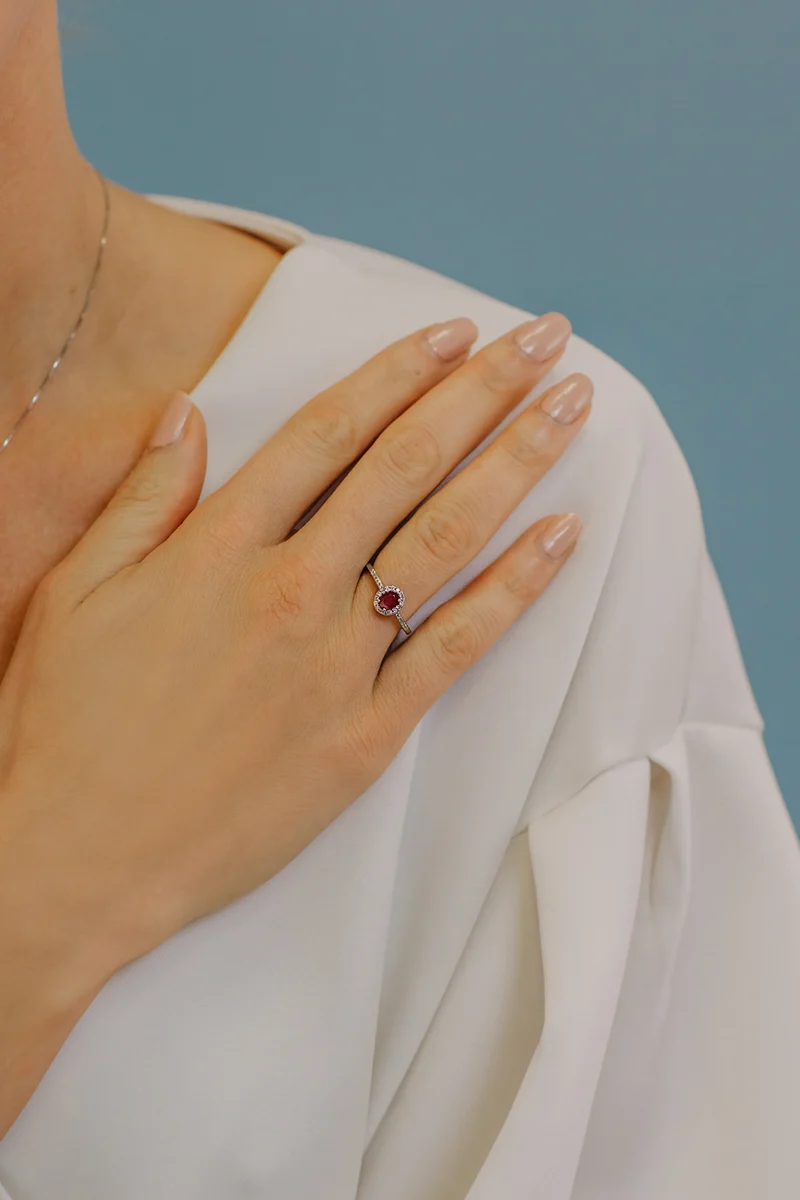 Comete Anello in Oro Diamanti e Rubino ovale ANB2701