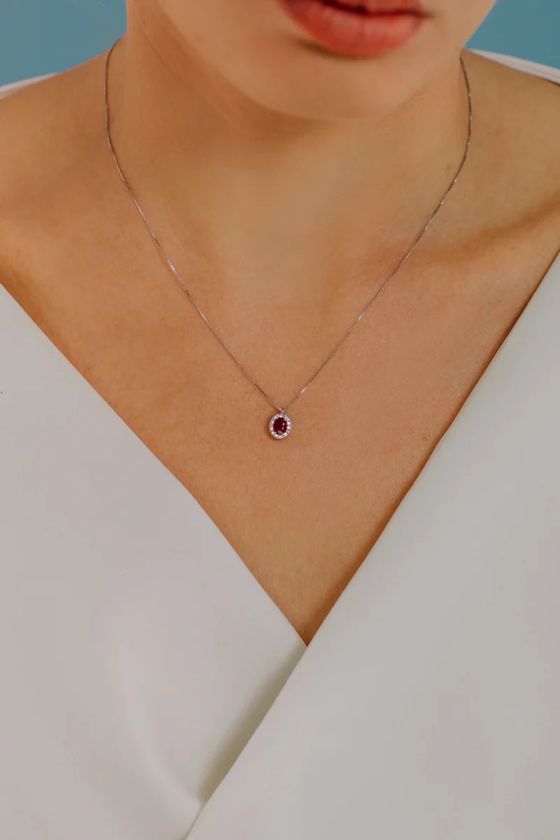 Comete Collana in Oro Diamanti e Rubino ovale GLB1673