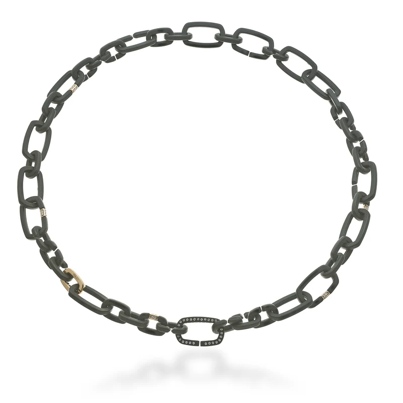 Golay collana catena in titanio nero, con cinque cubetti incassati con diamanti e un anello piccolo liscio lucido in oro rosa 18k, con un anello grande in titanio incassato con diamanti GD014O3DINE