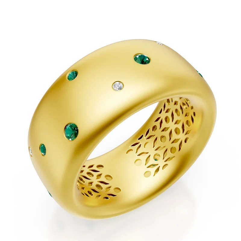 Golay anello fascia largo in oro 18k, con diamanti e smeraldi incassati sparsi, giallo satinato, misura 14 GAN021O1DSMS-14