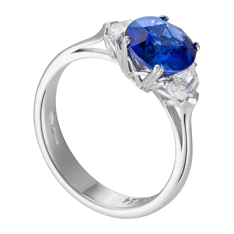 Golay anello con zaffiro ovale ct. 2,02 e trapezi APU260DIZB-18144110036