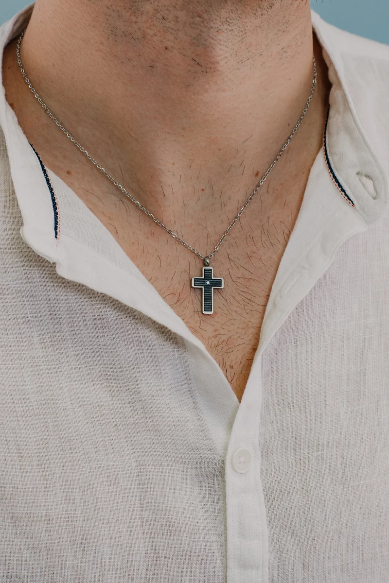 Comete Collana Croce in Acciaio e PVD nero della Collezione Texture UGL635
