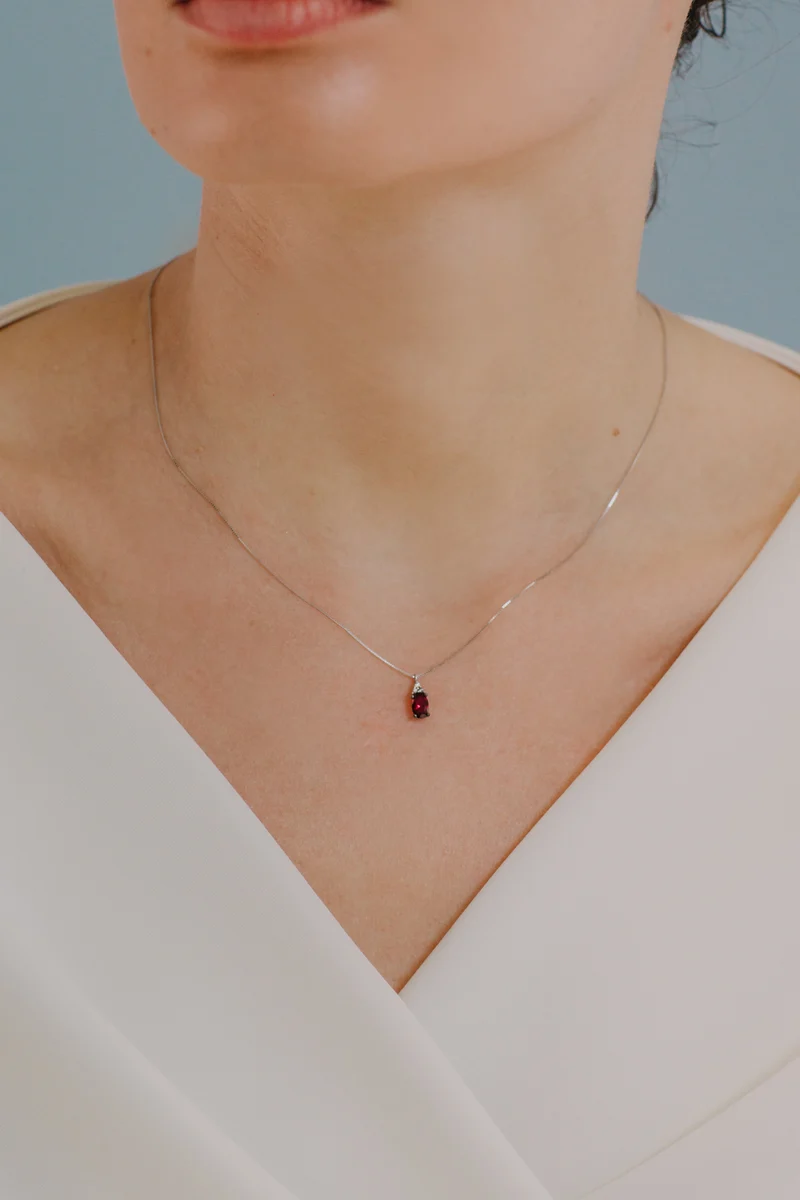 Comete Collana in Oro Diamanti e Rubino ovale GLB1616