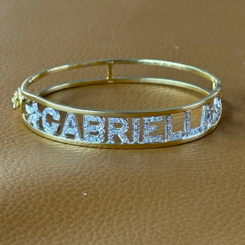 Bracciale in oro giallo e diamanti con scritta GABRIELLA