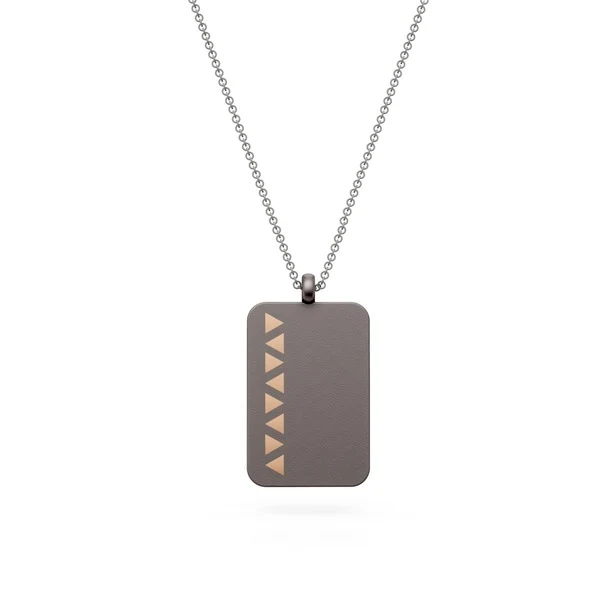 World Diamond Group collana con piastrina in titanio grigio e inserti triangolari in oro rosa 18k GD007O3GR